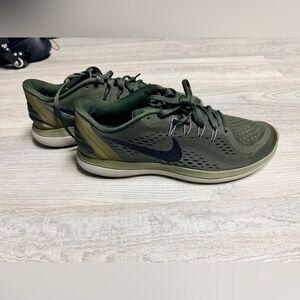 Nike Men's Dark Green Athletic Shoes
